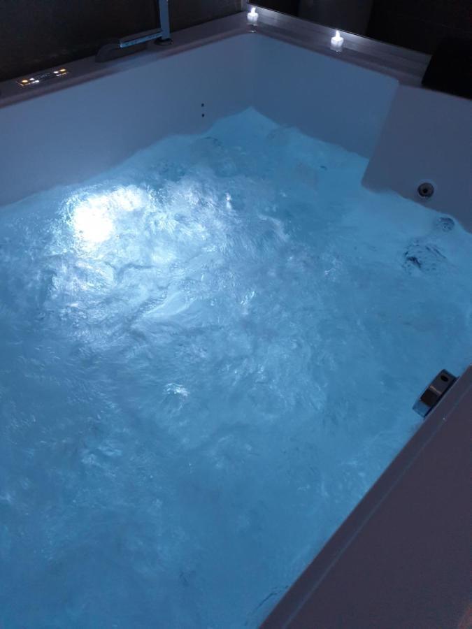 Отель Elle & Lui En Jacuzzi Bernis Экстерьер фото
